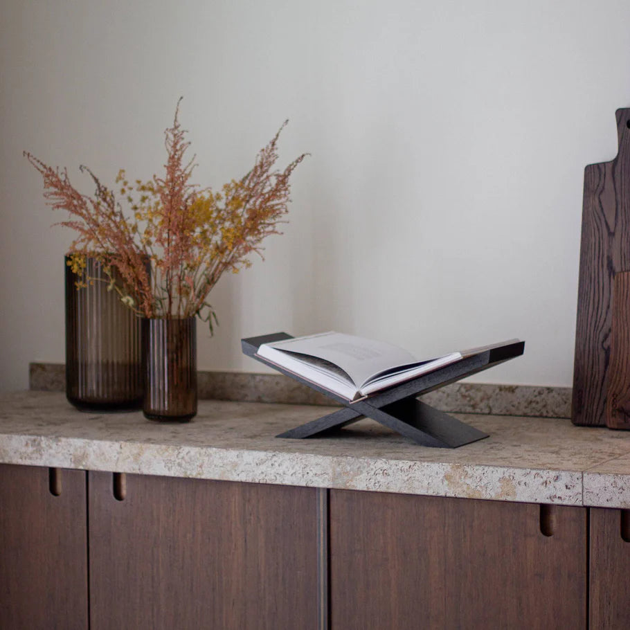 COOKX - Boekenstandaard - Liggend Model - Zwart Eikenhout